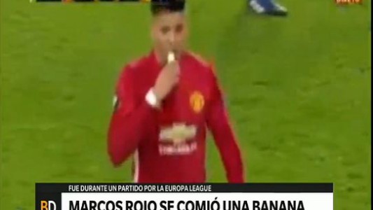 Marcos Rojo comió una banana durante un partido