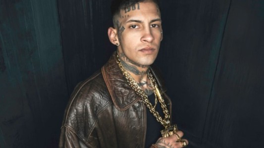 Pidieron sacarle la licencia a L-Gante por manejar con el celular y no usar el cinturón de seguridad