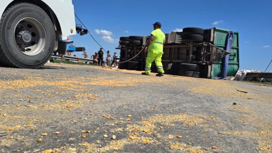 Volcó un camión con maíz en la Autopista Rosario-Buenos Aires y saquearon la carga