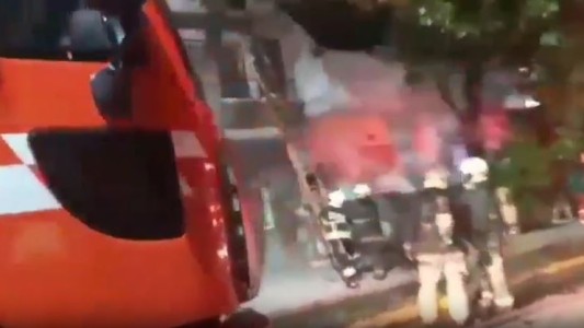 Incendio en un edificio de Parque Chacabuco: los bomberos rescataron a una familia