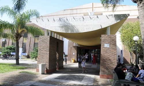 La beba salvada por efectivos de la policía, en terapia intensiva: investigan qué había consumido