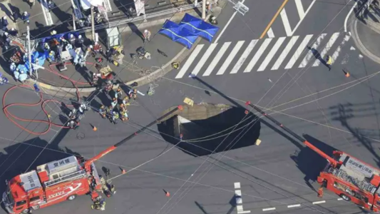 Se abrió un pozo en el asfalto y cayó un camión: intentan rescatar al conductor atrapado hace tres días