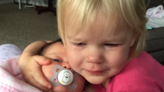 Video viral: el abrazo que logró calmar a una nena de 2 años que lloraba