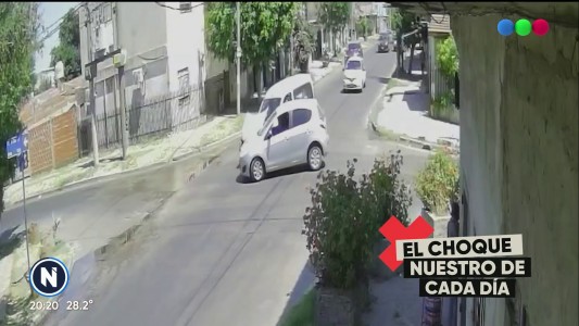 "La esquina de los choques": falta un semáforo, hay un récord de impactos y los vecinos están desesperados