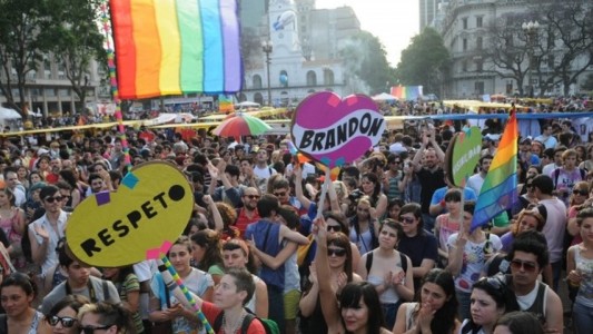 El colectivo LGTBIQ+ se congrega frente al Congreso e inicia la movilización