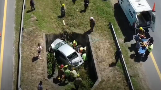 Ruta 2: perdió el control y terminó en el desagüe