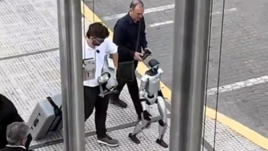 Ya están entre nosotros: un robot caminó por las calles de Puerto Madero