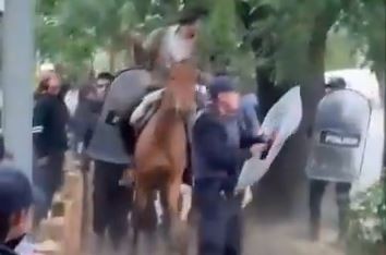 Paisanos y familiares de los tres detenidos por los incendios de El Bolsón se enfrentaron a la Policía y a activistas