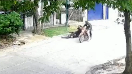 Los tiraron a patadas de la moto para robarles