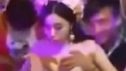 Una novia deja que le toquen los pechos para recaudar dinero para la luna de miel