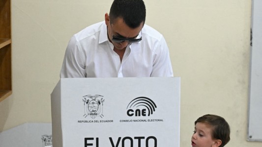 Ecuatorianos eligen presidente agobiados por la violencia y la polarización
