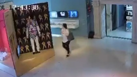 Video: Se robó la peluca de La Mona Jiménez en el Museo del Cuarteto