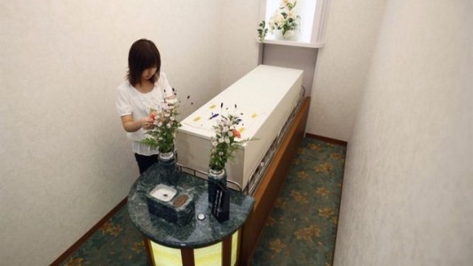 El lucrativo negocio de los hoteles para muertos en Japón