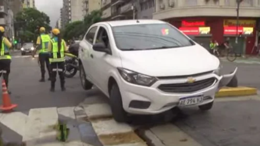 Chocó contra bolardos en Villa Crespo: estaba alcoholizado y quedó detenido