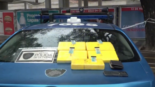 Cruzó un semáforo en rojo y lo detuvo la Policía: llevaba 5 kilos de cocaína