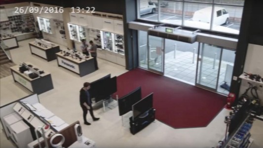 El cliente más torpe del mundo: se agachó y tiró cuatro televisores carísimos