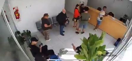 Rompió todo en una clínica porque no quisieron atenderla por no tener el ticket de pago
