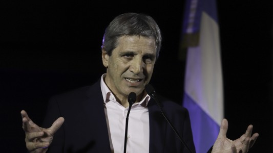 Caputo defendió a Milei tras el escándalo cripto: "Pongo las manos en fuego por el Presidente"