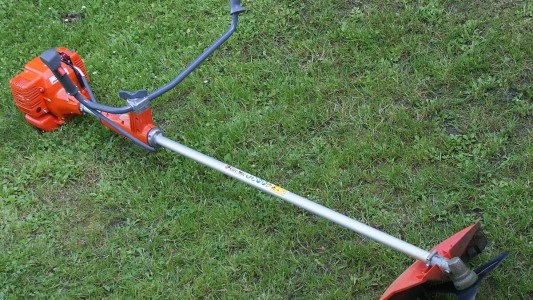 Una mujer de 62 años murió electrocutada mientras cortaba el césped de su casa