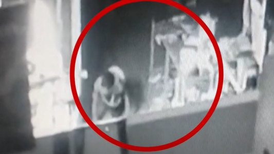 El karma del ladrón: entró por el techo, se cayó, quedó herido y fue detenido