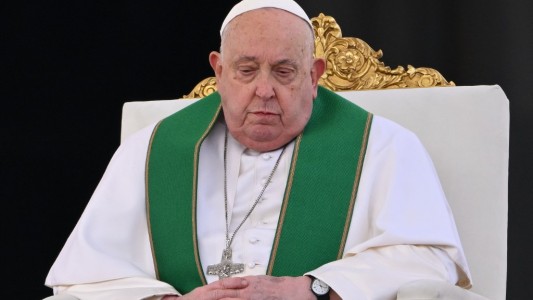 El papa Francisco padece neumonía bilateral y su estado es "complejo", según el Vaticano