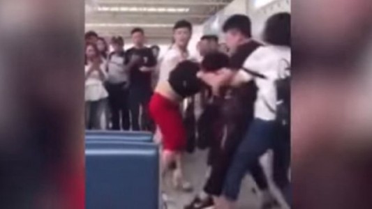 Video: encontró a su marido en el aeropuerto a punto de fugarse con su amante