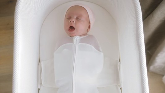 La cuna para dormir a los bebés que genera polémica entre padres y expertos