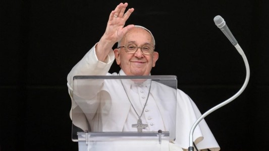 El Vaticano informó que el papa Francisco presenta una "leve mejoría"