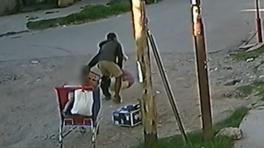 Delincuencia sin límites: robada y arrastrada, delante de su hijo