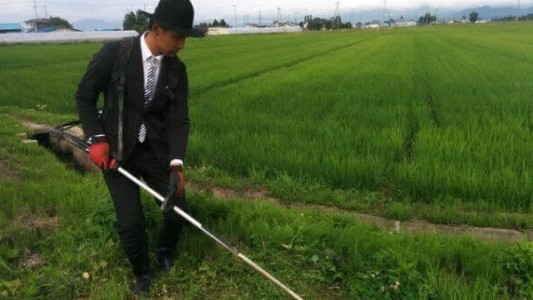 Te presentamos al primer granjero que cultiva vestido con elegante traje y corbata