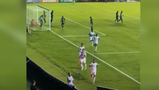 Hinchas visitantes insultaban a Neymar y les respondió con un gol olímpico