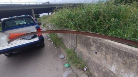 Detuvieron a dos hombres por tratar de robarse un riel de ferrocarril en Rosario