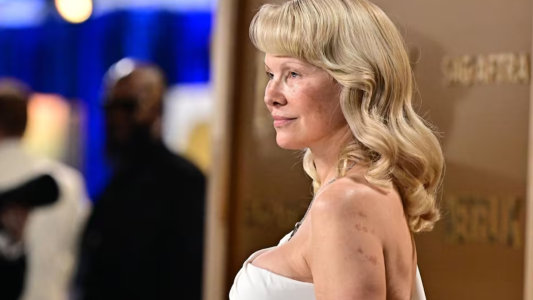 A cara lavada y con nuevo peinado: Pamela Anderson en los SAG Awards 2025