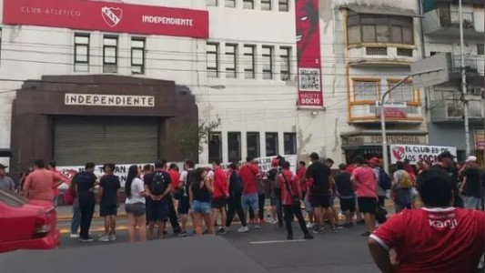 Socios de Independiente se juntaron para protestar contra el ataque de parte de la barra brava a una mujer