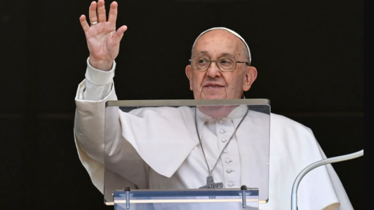 "Las condiciones del Papa mejoran y la insuficiencia renal ha remitido", indicó el Vaticano