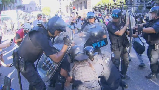 Tensión en el Congreso: enfrentamientos entre jubilados y la policía