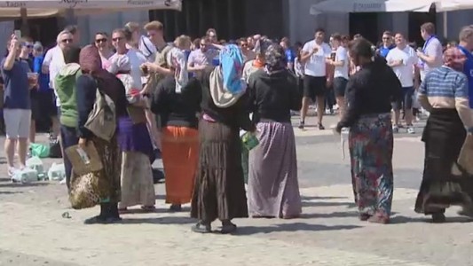 Hooligans humillan a mendigas en la Plaza Mayor de Madrid