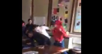 El joven que defendió a una profesora de las piñas de otro compañero