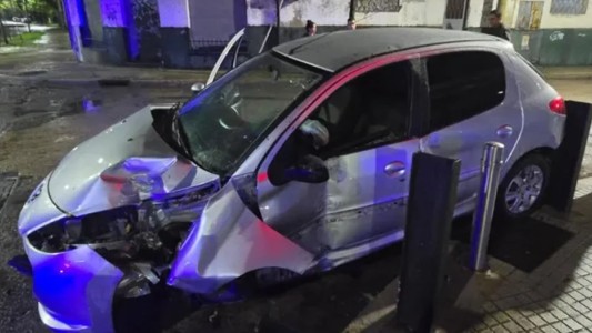 Rosario: un conductor murió tras chocar contra una baranda de seguridad y su pareja está grave