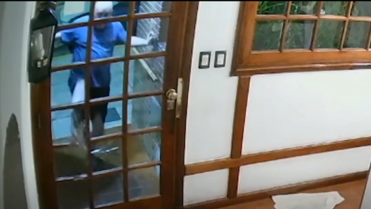 Como no quería que le estacionaran frente a la casa, destrozó los vidrios de un auto y de un edificio vecino