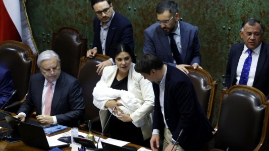 Presidenta de Cámara de Diputados de Chile enfrentó moción de censura con su bebé en brazos