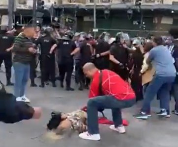 Represión en el Congreso: indignación por un policía que golpeó a una jubilada