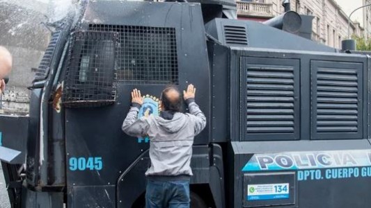 Marcha de los jubilados: hay 20 policías heridos tras ser atacados por los barrabravas