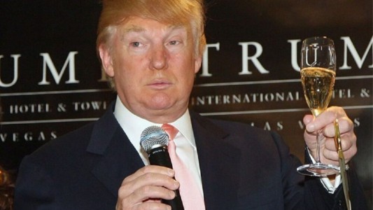 Donald Trump amenaza con imponer un arancel del 200 % a productos alcohólicos de la Unión Europea