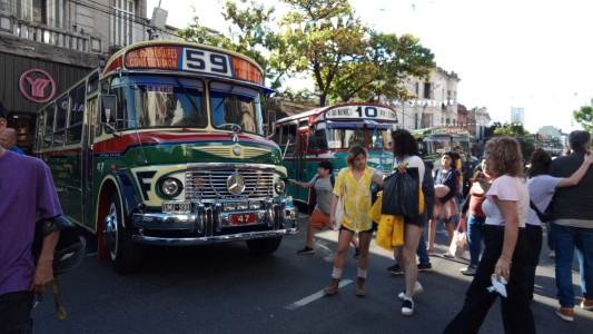 Las donaciones para Bahía Blanca viajan desde Boedo en colectivos antiguos