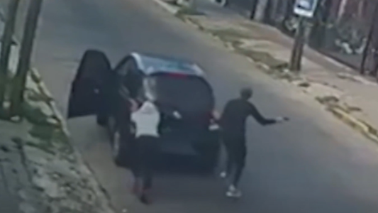 Delincuentes violentos pero sin suerte: tuvieron que empujar el auto para huir