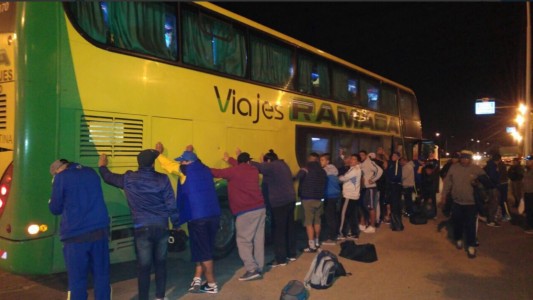 Demoraron  81 hinchas de Boca tras encontrar armas en el micro en el que viajaban