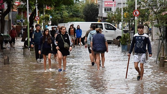 Axel Kicillof abrió la inscripción para el subsidio de $800.000 destinado a hogares afectados por la inundación
