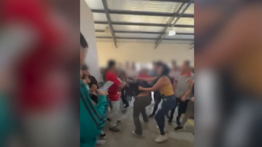 Pelea entre alumnas en una escuela: les pegaron a maestras que se metieron a separar y luego se sumaron padres a los golpes