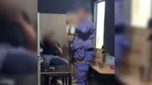 Escándalo en Chaco: un comisario y un subcomisario fueron grabados tomando alcohol dentro de una comisaría